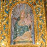 ...e reca al centro una statua lapidea coeva della Vergine col Bambino